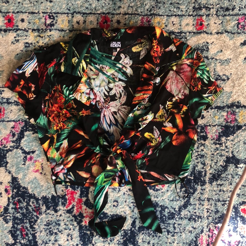 Eccentric Patterned Collared Crop Top - image 1